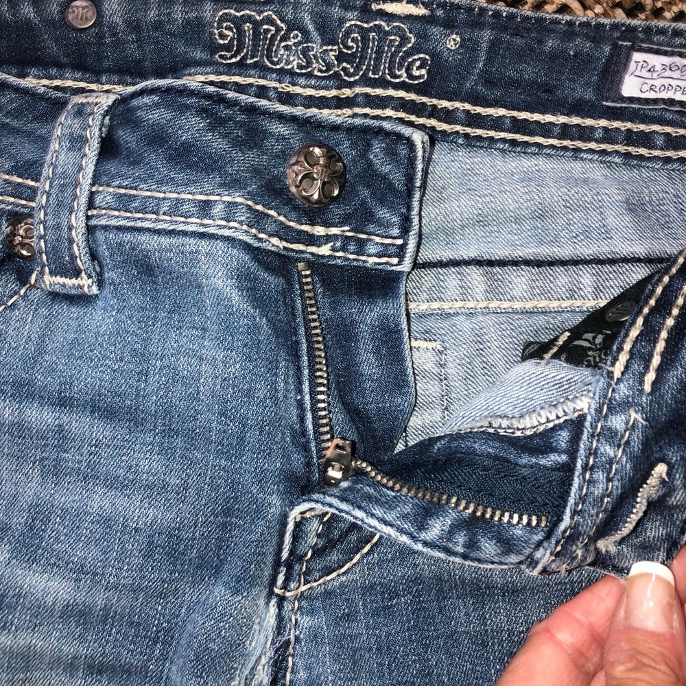 Miss Me Cropped Capri Fleur de Lis Pocket Rhinestone Denim Jeans - Picture 4 of 10